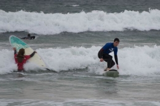  海浪中的第一张滑梯 